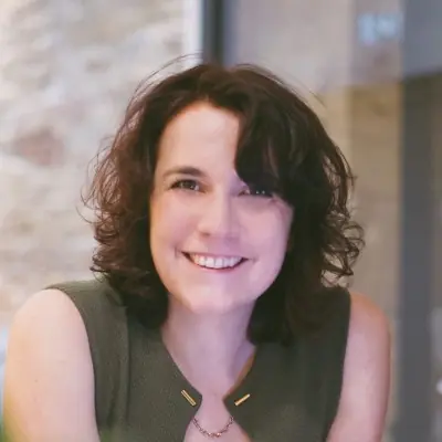 Portrait de Lucile Peuch, directrice des opérations à temps partagé — Agent IA Lyon